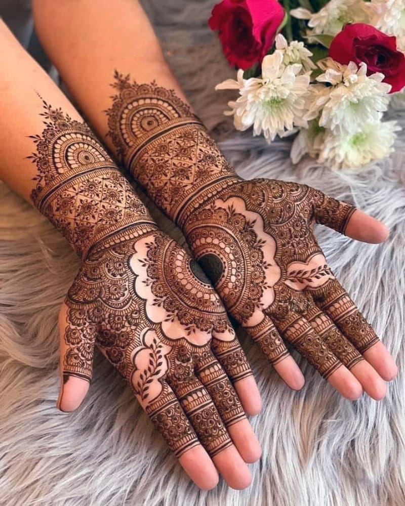 Artistic Arabic mehndi Design