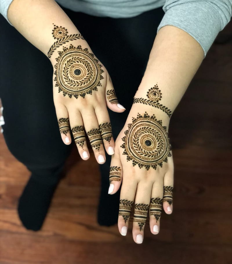 Curvy Mehndi Design