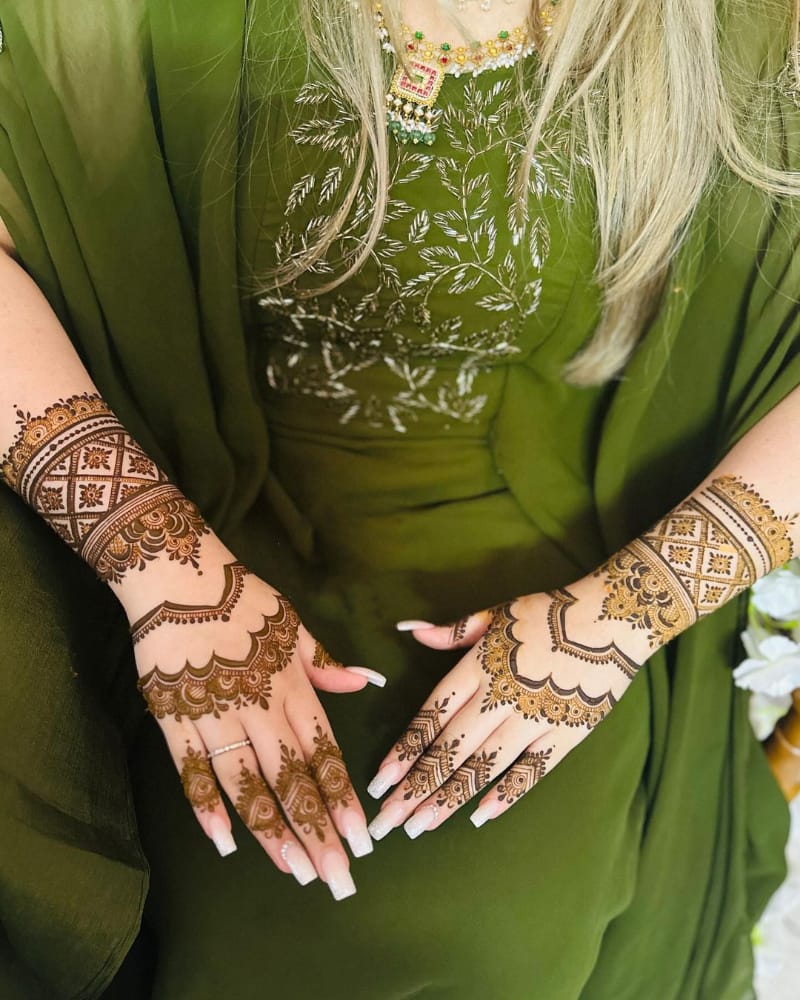 Expressive Arabic Mehndi Design