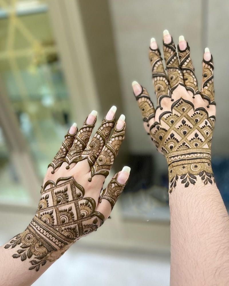 Flowing Mehndi Design