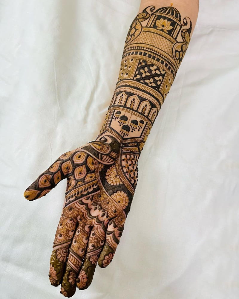 Large-scale Arabic Mehndi Design
