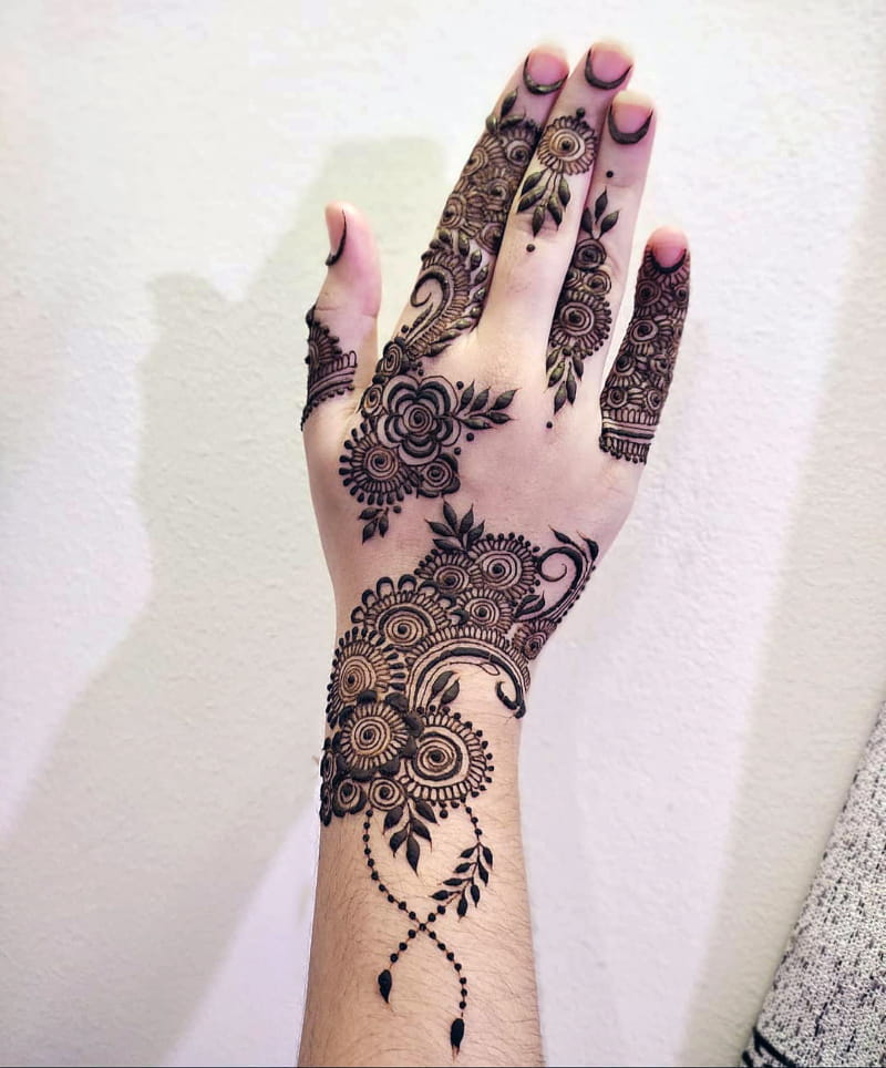 Sensual Arabic Mehndi Design