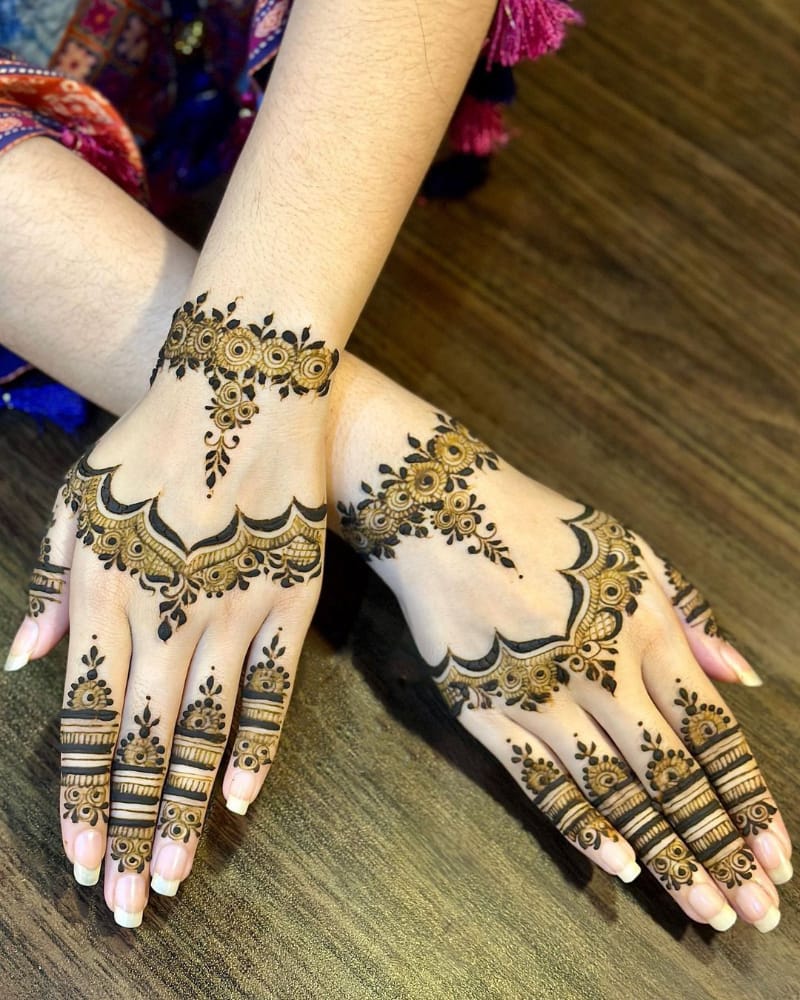 Traditional Arabic mehndi Design